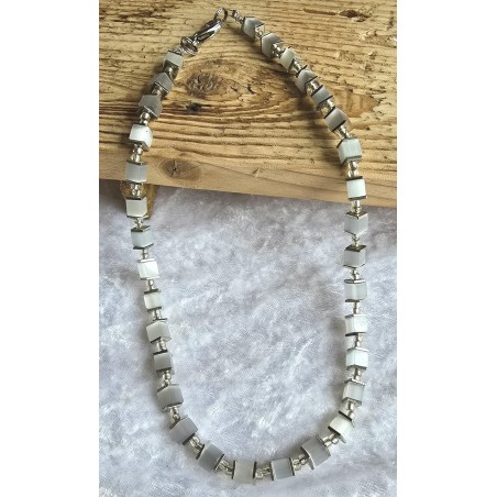 Kette mit Würfel-Perlen weiss-grau