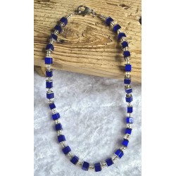 Kette mit Würfel-Perlen blau