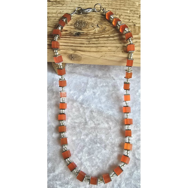 Kette mit Würfel-Perlen hellrot
