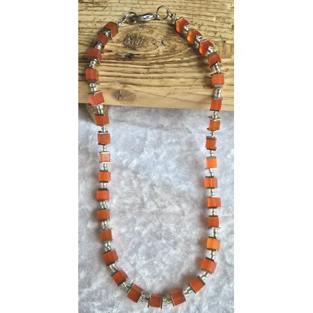 Kette mit Würfel-Perlen hellrot