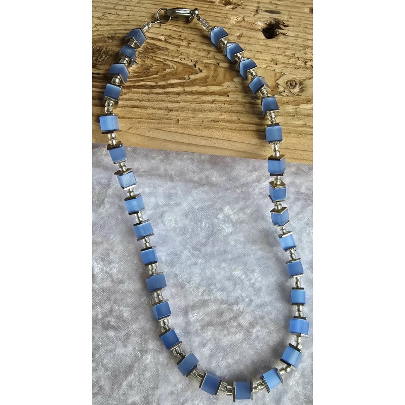 Kette mit Würfel-Perlen hellblau