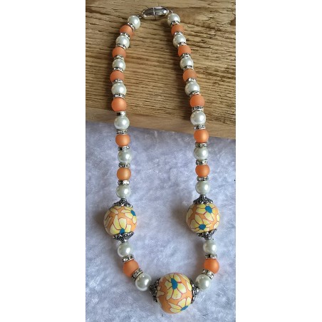 Kette mit verschiedenen Perlen orange/weiss