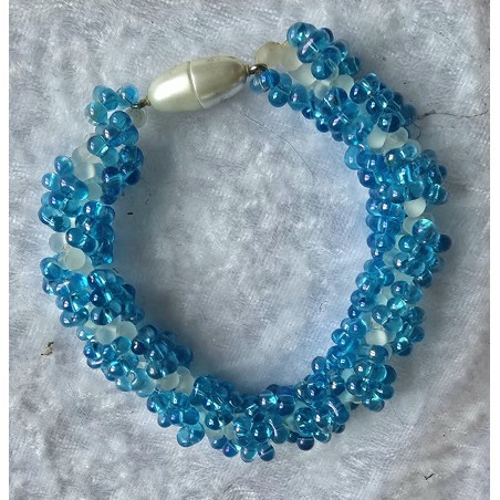 Gefädeltes Armband türkis