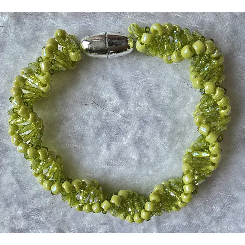 Gefädeltes Armband hellgrün
