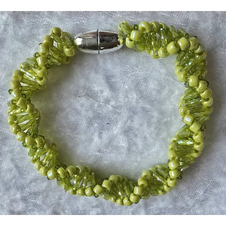 Gefädeltes Armband hellgrün