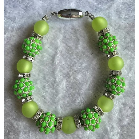 Armband mit verschiedenen Perlen hellgrün