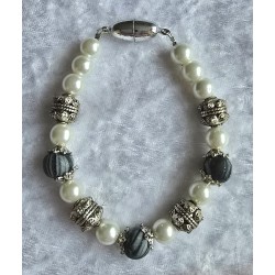 Armband mit verschiedenen Perlen schwarz/weiss