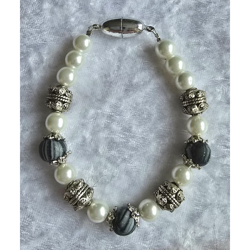 Armband mit verschiedenen Perlen schwarz/weiss