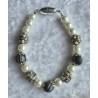 Armband mit verschiedenen Perlen schwarz/weiss