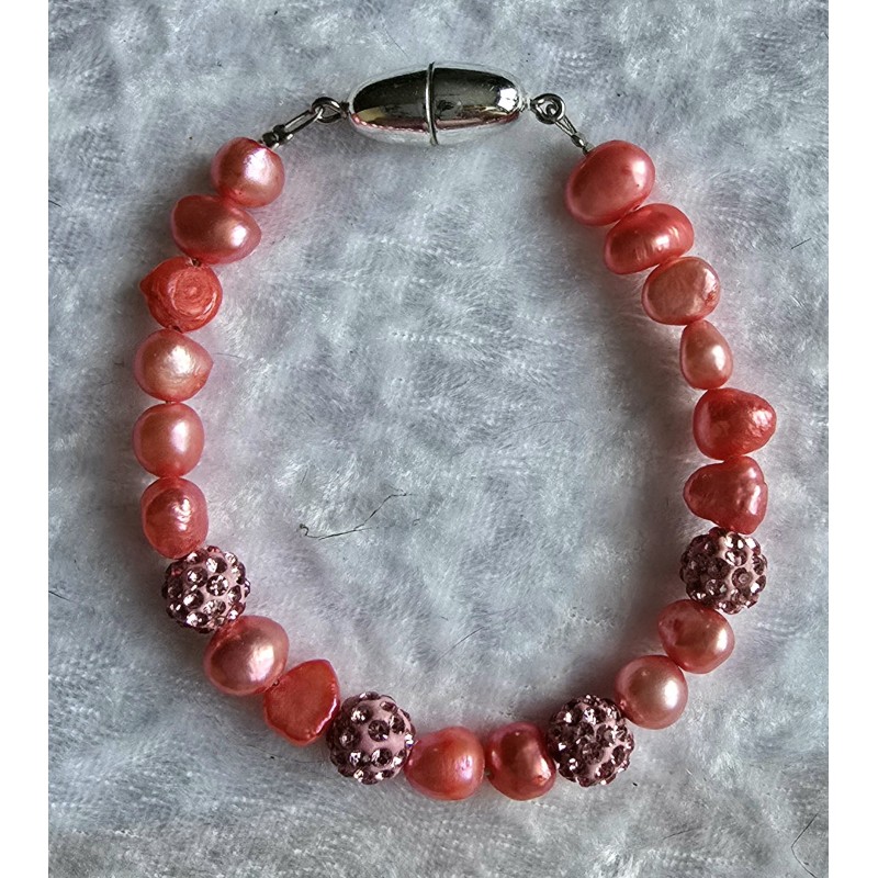 Armband mit verschiedenen Perlen coralle