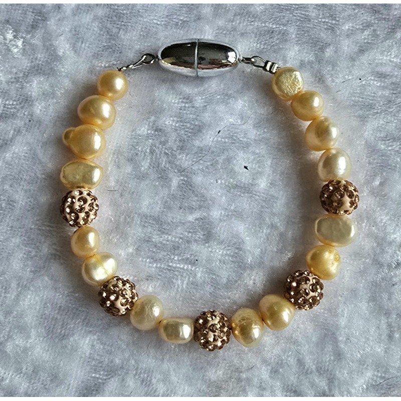Armband mit verschiedenen Perlen vanille/lachs