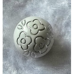 Kunststoff Perle weiss/silber Blumenmuster