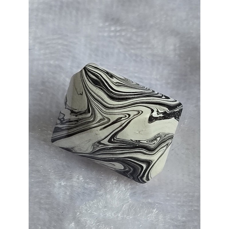 Kunststoff Perle schräg schwarz/weiss