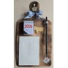 Brettchen mit Notizblock/Kalender 2026 und Bleistift hellblau 2