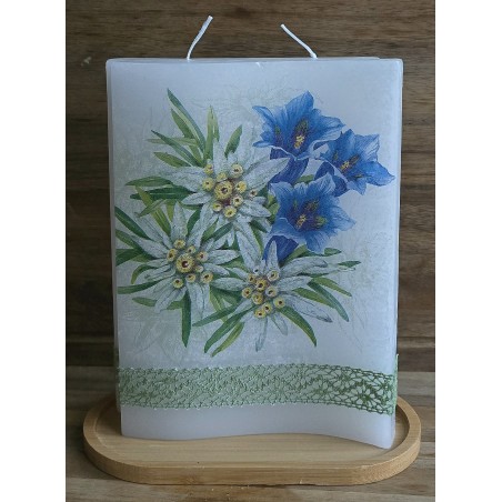 Kerze mit Edelweiss und Enzianmotiv auf ovalem