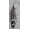 Aufhänger Perlhuhn Feder mit Holzperle