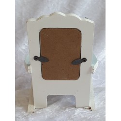 Stuhl aus Holz mit Fotorahmen