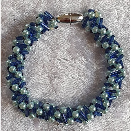 Gefädeltes Armband blau