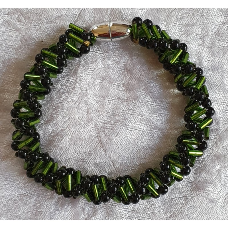 Gefädeltes Armband grün/schwarz