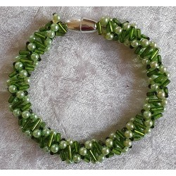 Gefädeltes Armband grün