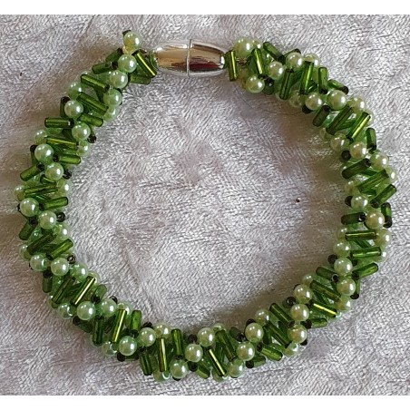 Gefädeltes Armband grün