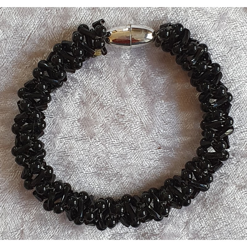 Gefädeltes Armband schwarz
