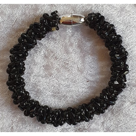 Gefädeltes Armband schwarz