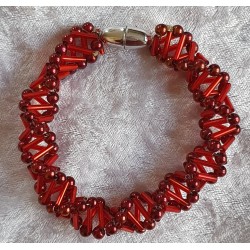 Gefädeltes Armband rot