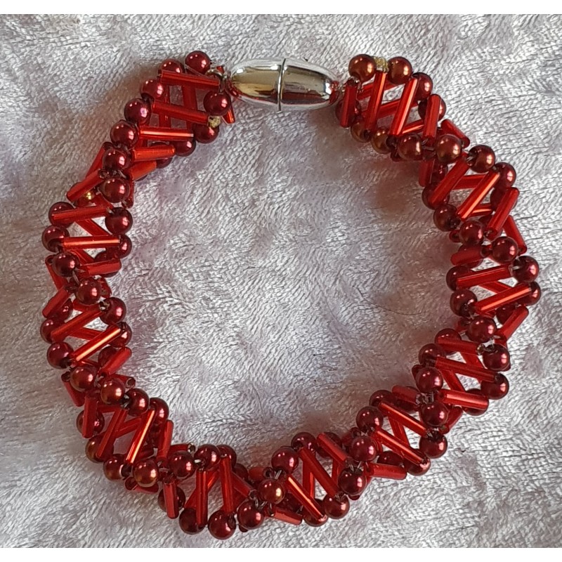 Gefädeltes Armband rot