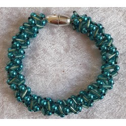 Gefädeltes Armband türkis
