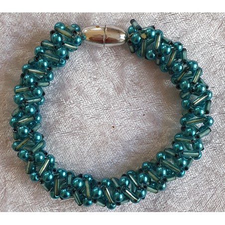 Gefädeltes Armband türkis