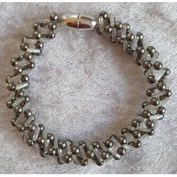 Gefädeltes Armband grau/weiss
