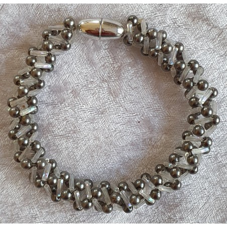 Gefädeltes Armband grau/weiss