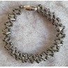 Gefädeltes Armband grau/weiss