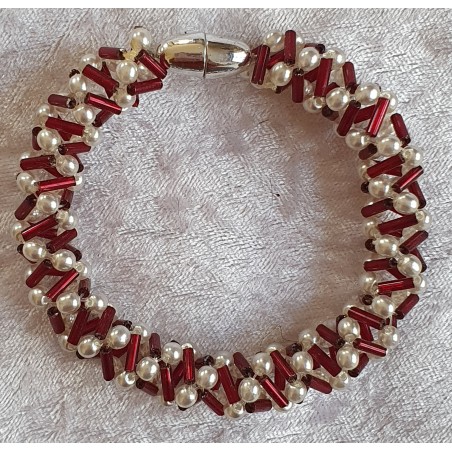 Gefädeltes Armband rot/weiss