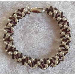 Gefädeltes Armband bordeaux/weiss