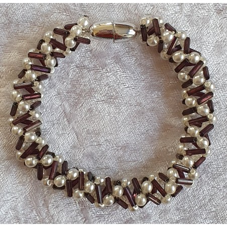 Gefädeltes Armband bordeaux/weiss