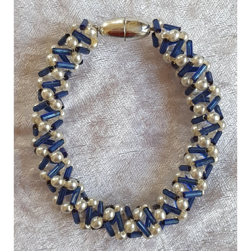 Gefädeltes Armband blau/weiss