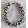 Gefädeltes Armband blau/weiss