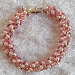 Gefädeltes Armband rosa/weiss