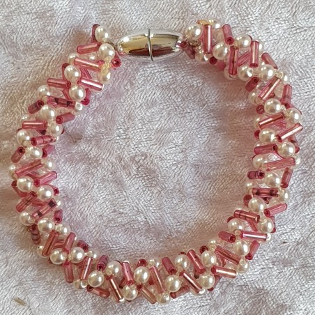 Gefädeltes Armband rosa/weiss