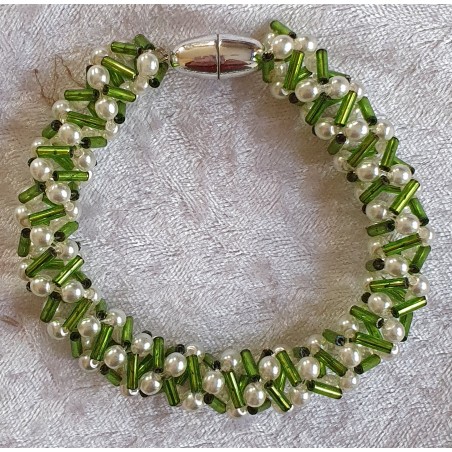 Gefädeltes Armband grün/weiss