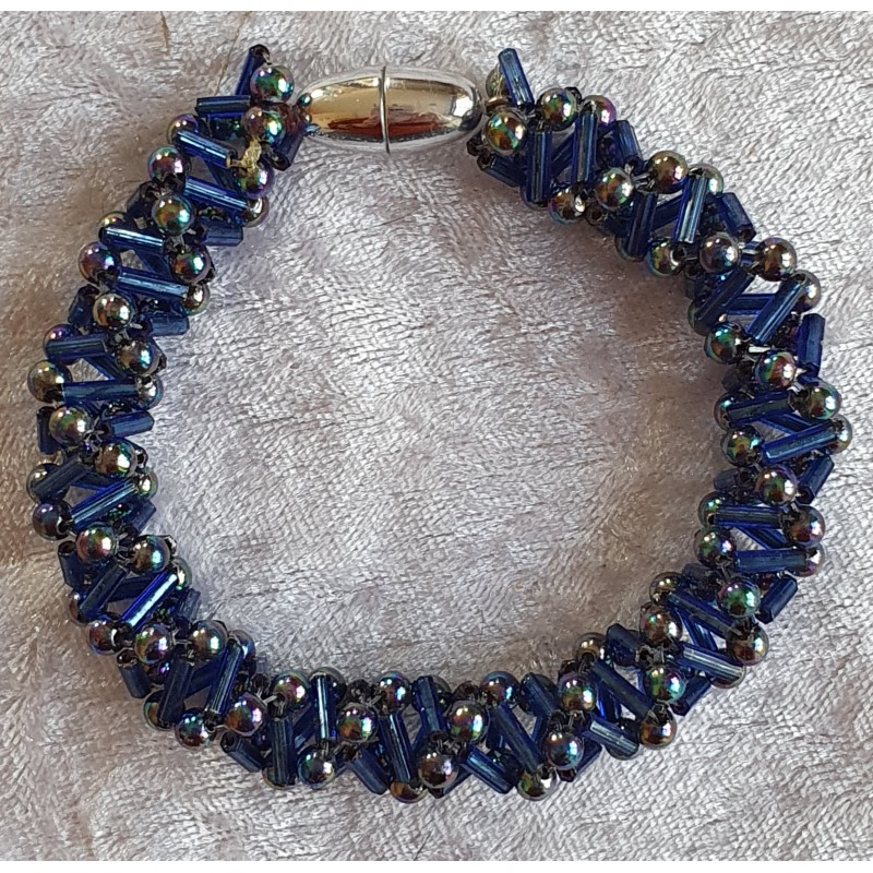 Gefädeltes Armband dunkelblau