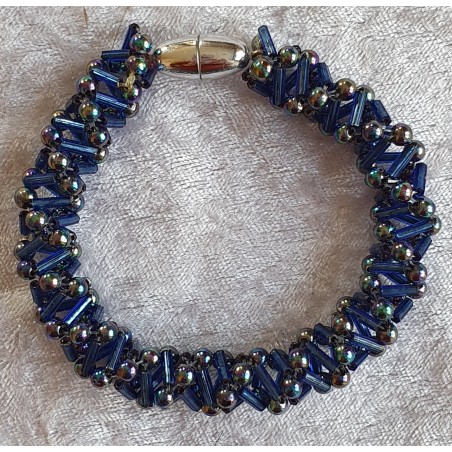 Gefädeltes Armband dunkelblau