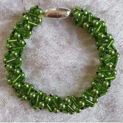 Gefädeltes Armband grün