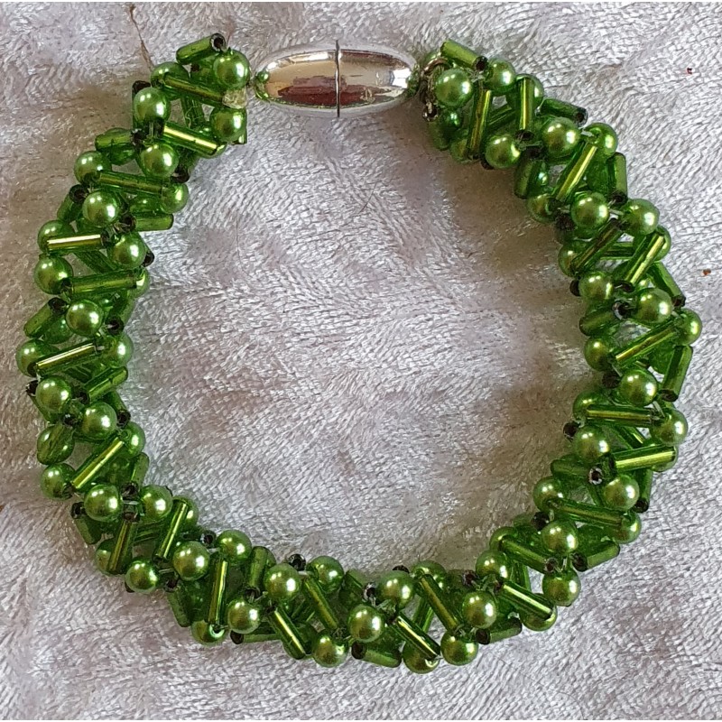 Gefädeltes Armband grün