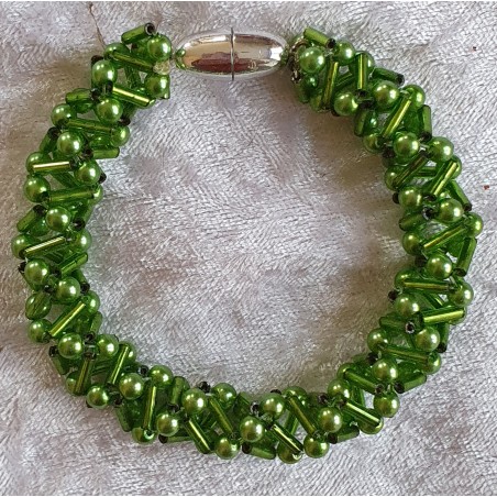 Gefädeltes Armband grün