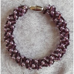 Gefädeltes Armband violette