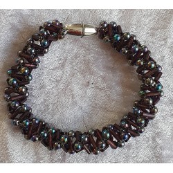 Gefädeltes Armband bordeaux/bunt
