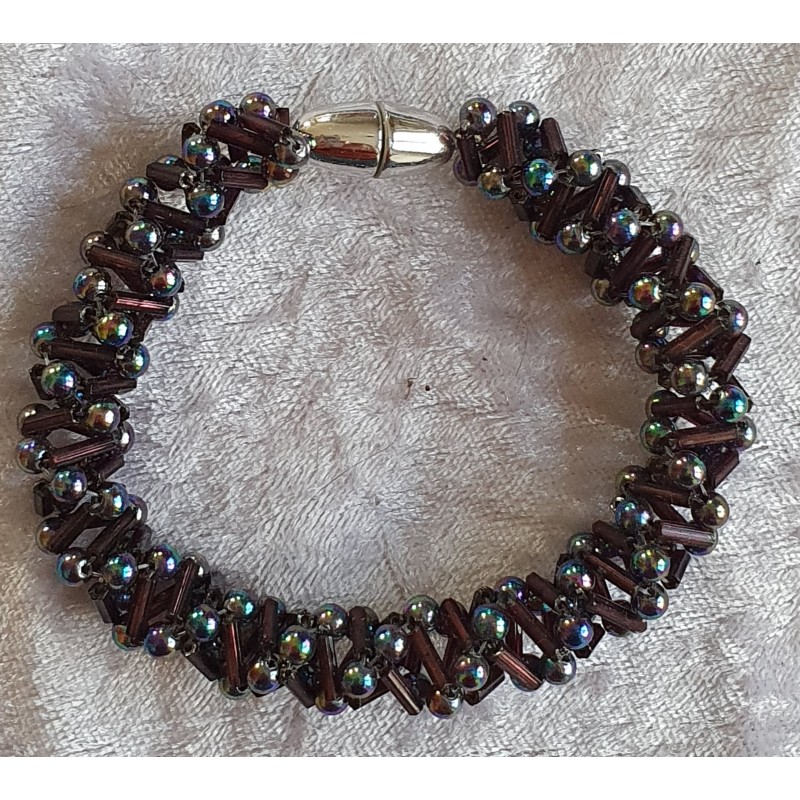 Gefädeltes Armband bordeaux/bunt
